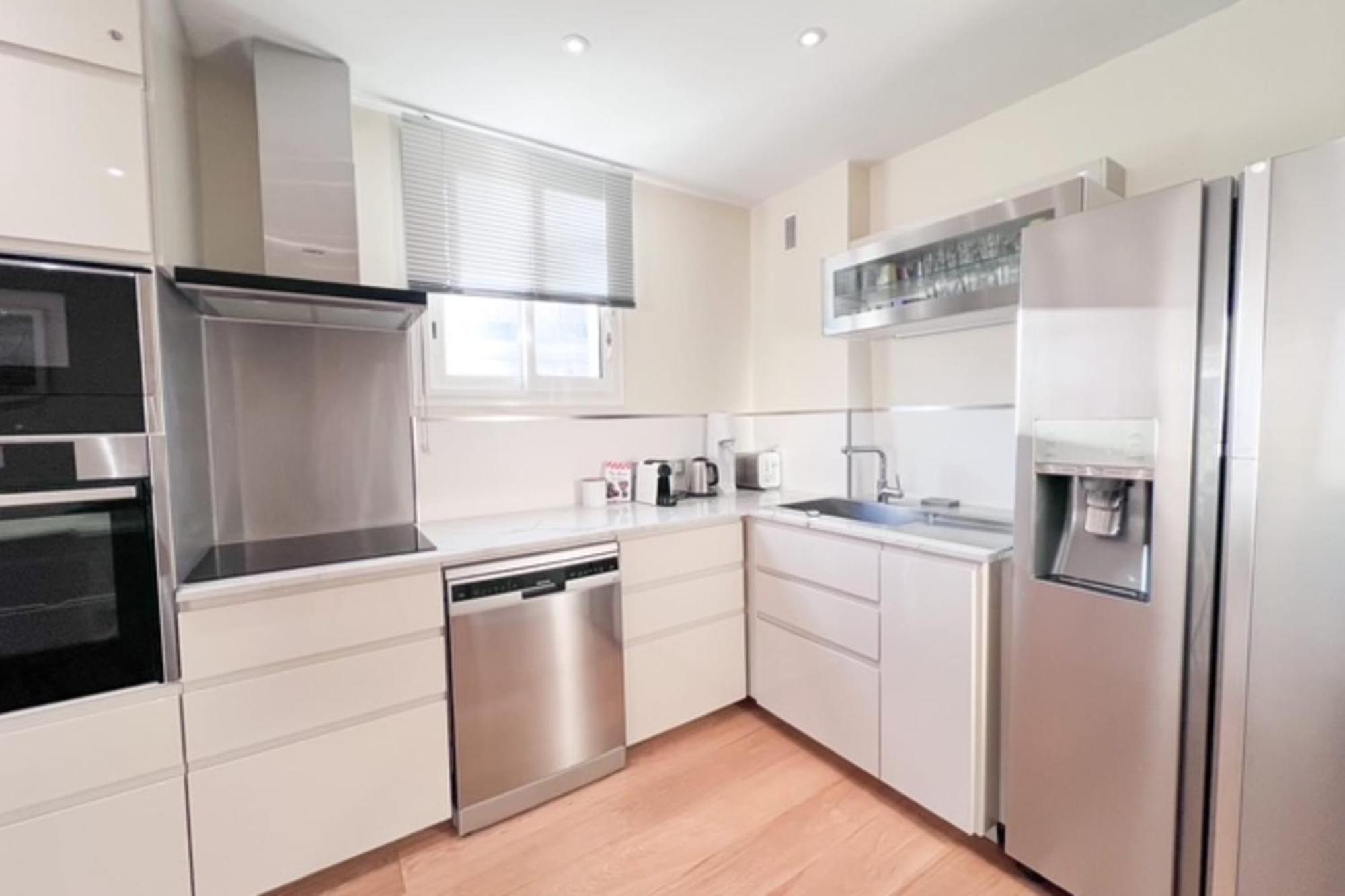 3-bedroom Direct Sea Access In A Quiet Area With Parking Apartment Cannes