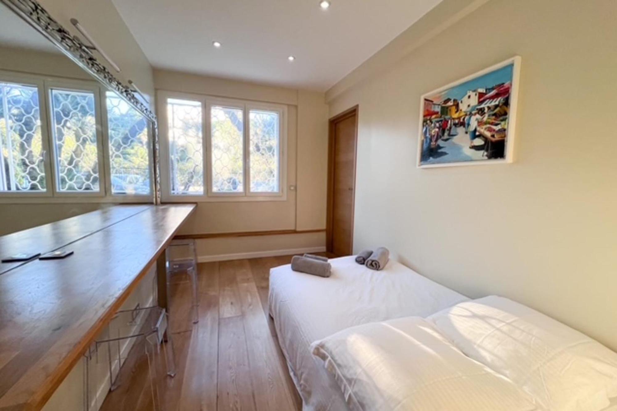 Apartment 3-bedroom Direct Sea Access In A Quiet Area With Parking *