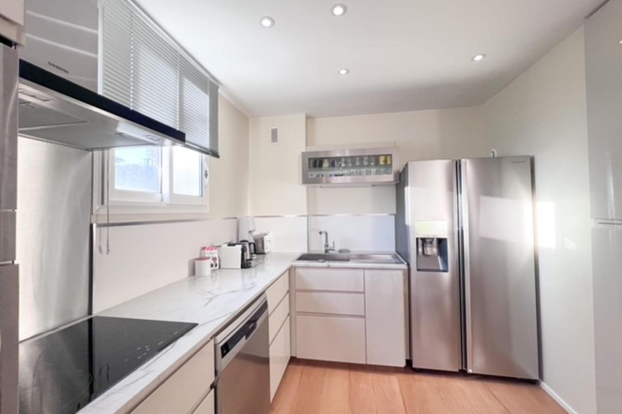 Apartment 3-bedroom Direct Sea Access In A Quiet Area With Parking *